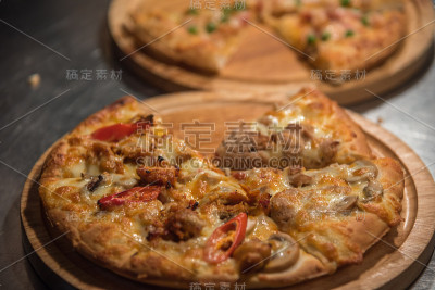 披萨是一种放在木制圆板上的意大利食物