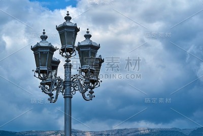 复古的灯柱映衬着天空