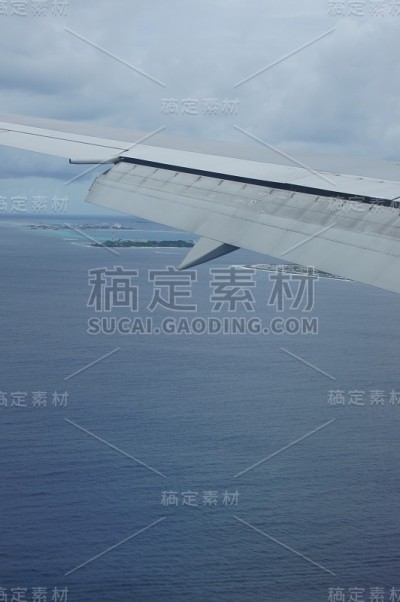 从飞机的窗口看马尔代夫与飞机的机翼
