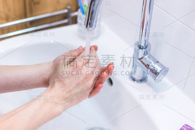 在流感或冠状病毒季节洗手。卫生预防。