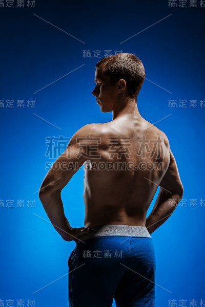 适合年轻男子美丽的躯干在蓝色背景