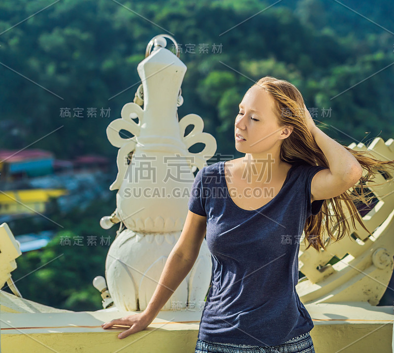 年轻女子游客在佛教寺庙Kek Lok Si在槟城，马来西亚，乔治城