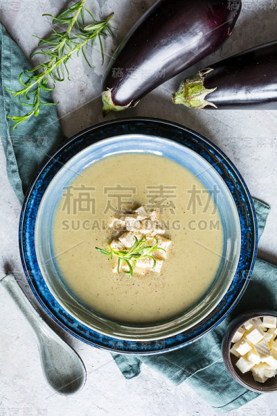 奶油茄子西葫芦汤配巴尔干奶酪
