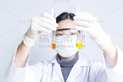 女科学家:拿着液体溶液的研究员