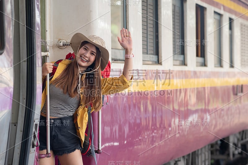 年轻美丽的女性旅行者与背包微笑和挥手，而上车和准备她的夏季旅行。