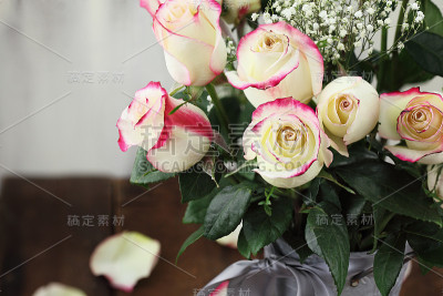 花瓶里的红白玫瑰花束