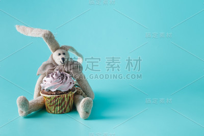 兔子娃娃和纸杯蛋糕