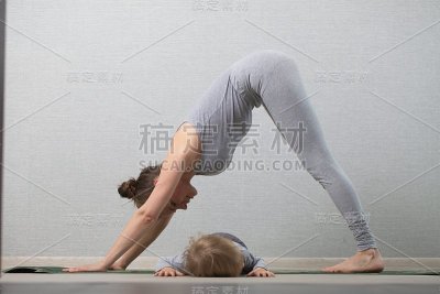 哈他瑜伽健身妈妈与宝宝