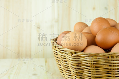 装满鸡蛋，放在柳条篮子里