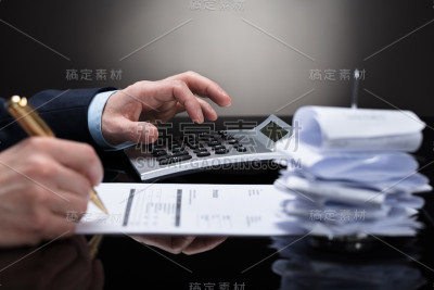 商人检查发票
