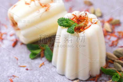 印度冰淇淋甜点，加藏红花，薄荷，坚果的冰淇淋