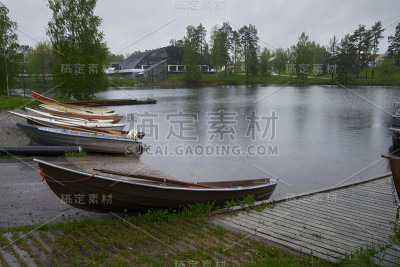 下雨了，湖面上有船。抒情的心情