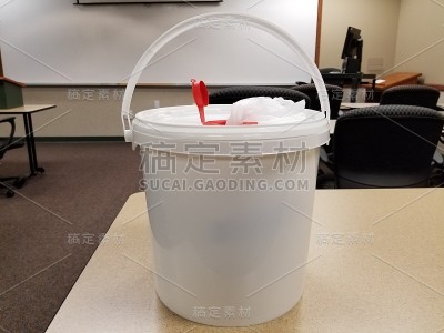 教室准备用工业用消毒湿巾清洁冠状病毒