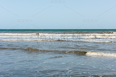 海滩是黎明的颜色