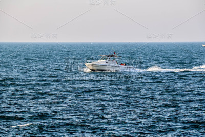 豪华游艇在阿拉伯联合酋长国迪拜阿拉伯海的蓝色海洋中疾驰