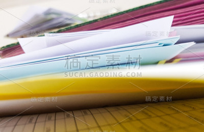 彩色纸和文件的办公室背景概念。