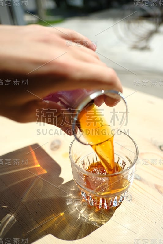 一个人把咖啡滤纸从玻璃瓶倒进烧杯。美学的咖啡