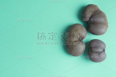 三个丑猕猴桃;平躺;neo薄荷背景