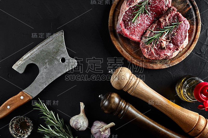 牛里脊片，用斧头切肉，调味料——迷迭香、胡椒粉、盐、大蒜。旧木板上的石头黑色桌子