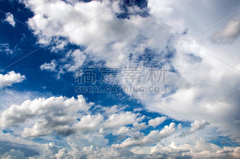 Cloudscape。蓝天和白云。阳光明媚的一天。积雨云