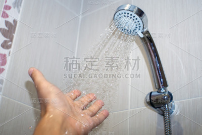 在水流从淋浴喷头下，选择焦点检查水温。