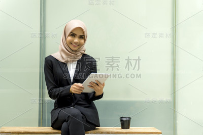 可爱的马来西亚女人戴着头巾的户外行政