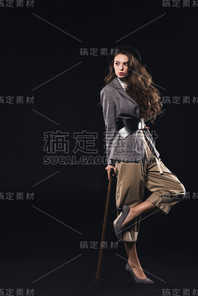 拿着拐杖摆姿势的女人看向别处