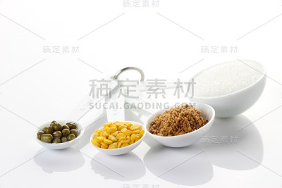 白色背景上的豆子