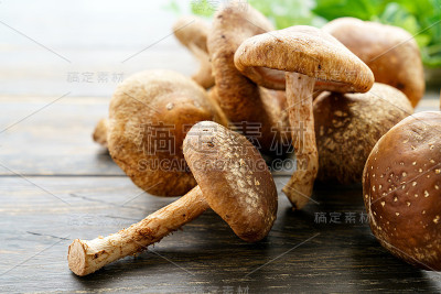 木桌上放着香菇