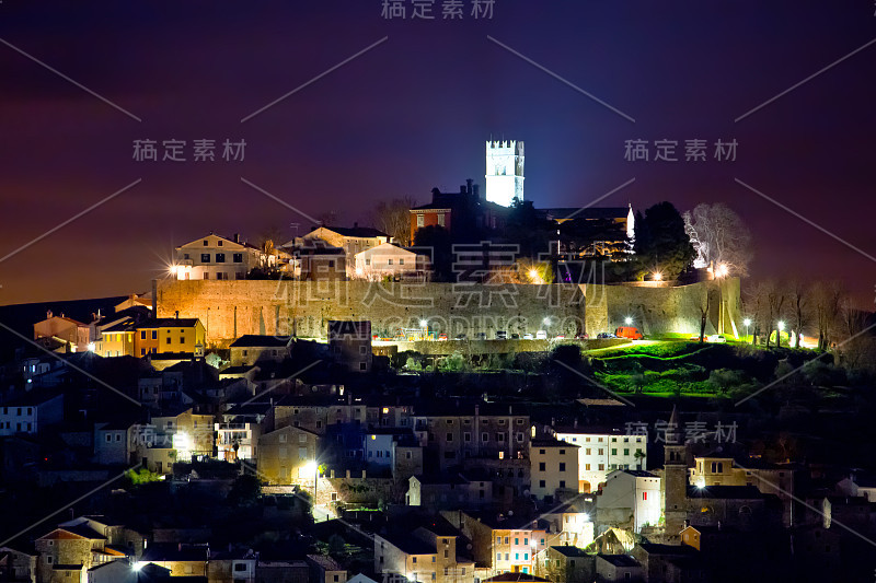 克罗地亚伊斯特里亚地区伊斯特里亚山的Motovun镇夜景