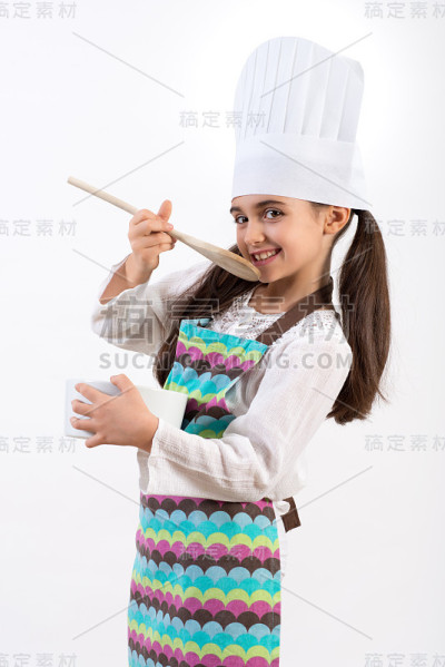 笑嘻嘻的小厨师品尝配料