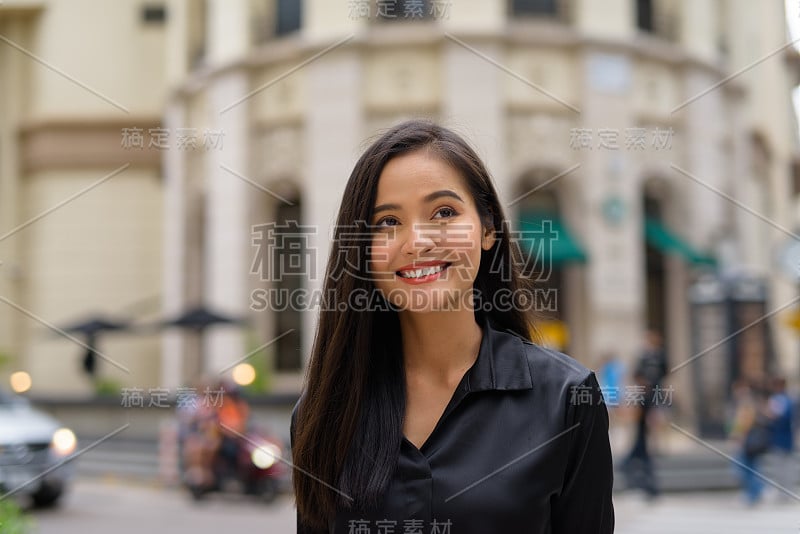 美丽的亚洲女商人肖像户外在城市街道