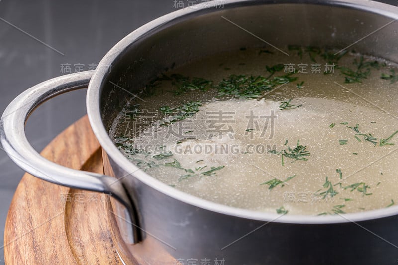 鸡肉清汤的特写