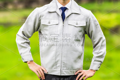 男人穿着工作服，自然背景