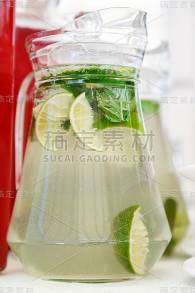 清爽的柠檬水