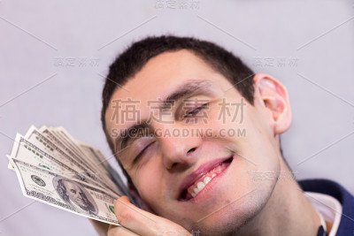 拥有美元和快乐的人