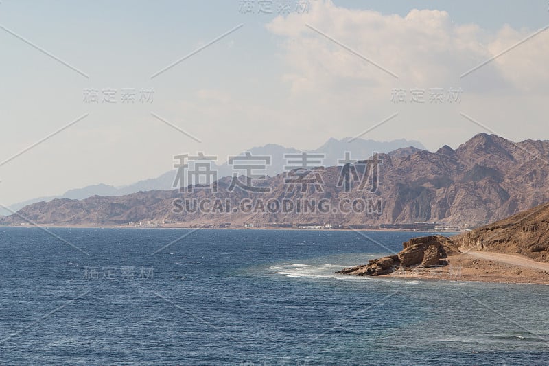 红海沿岸有小的度假胜地，背景是群山。珊瑚礁蓝洞。埃及，西奈半岛，达哈卜。