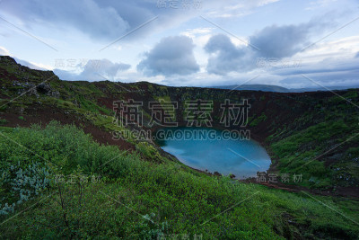 冰岛-克里德火山口湖与红色楼梯在蓝色时间