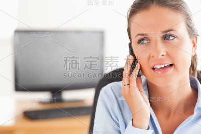 在电话里聊天的漂亮职业女性