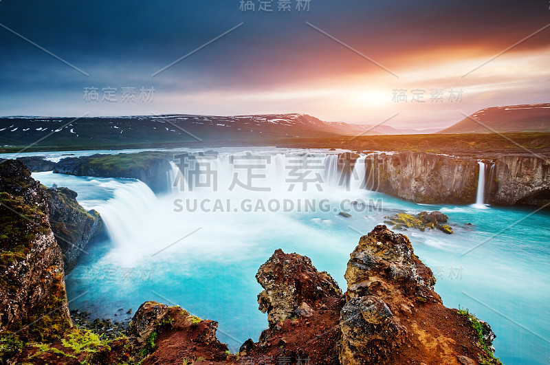 水流湍急，水势强劲。