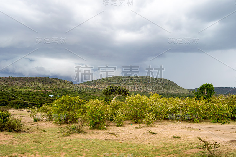 大草原和山丘上的风暴