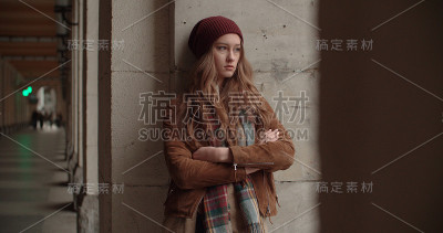 一个不耐烦的白人女人在等一个迟到的男人。