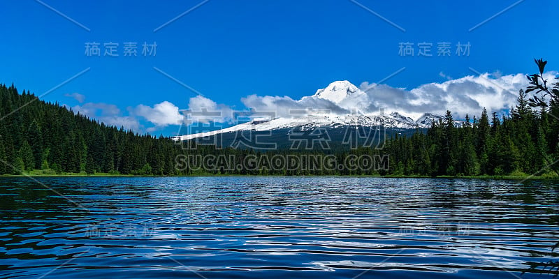 在一个阳光明媚的日子，初夏或晚春，美国俄勒冈州的延草湖和胡德山的风景。