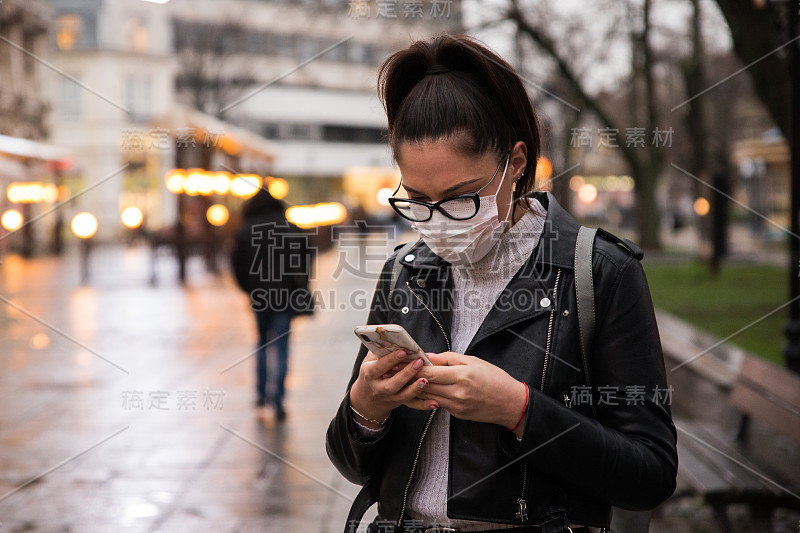 戴着面具的女人黄昏时分在街上打电话