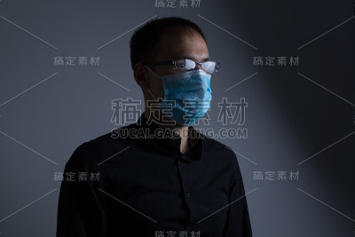 强壮的男子戴着预防流感病毒的口罩和灰尘空气污染的白色背景