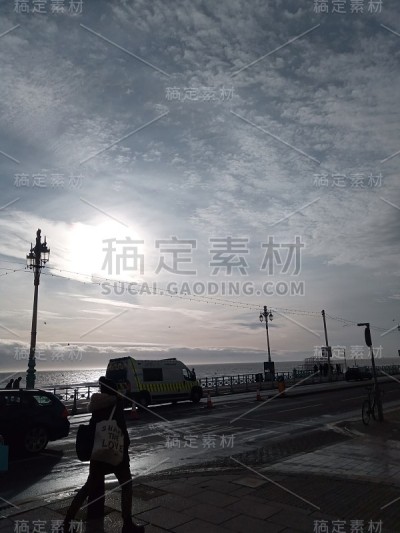 布莱顿海滨与太阳和救护车英国