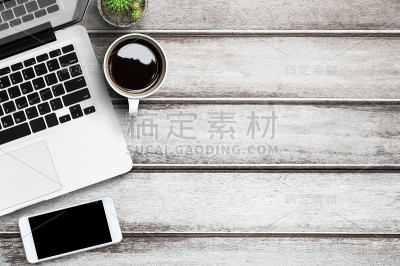 旧的垃圾办公室桌子俯视图，平躺。