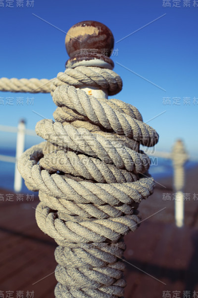系在码头系柱上的系缆