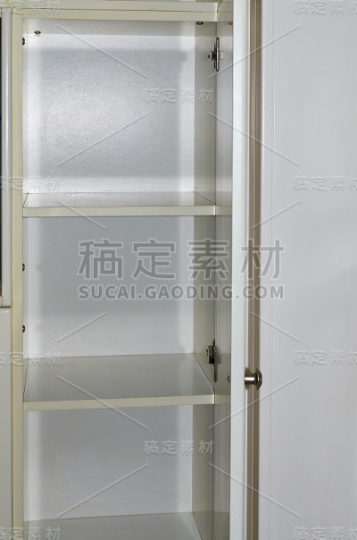 空空的衣柜