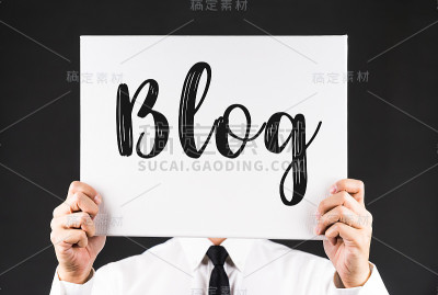 拿着博客标牌的商人